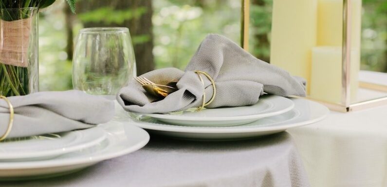 Eleganckie bieżniki stołowe: Praktyczne i stylowe rozwiązania dla Twojego domu